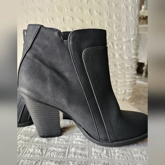 Daisy Fuentes Black Heeled Ankle Boots - Picture 4 of 8